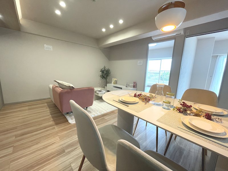 おしゃれにステージングされた約16.4帖のリビング 枚方淀川公園スカイハイツ その他