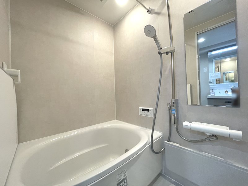 ボタン一つで決まった湯量と温度でお風呂が沸き、いつでも暖かいお風呂に入ってリラックスできます 枚方淀川公園スカイハイツ その他