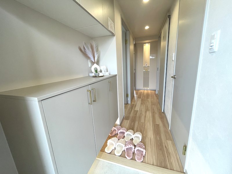 明るい玄関で家族を迎え入れてくれます 枚方淀川公園スカイハイツ その他