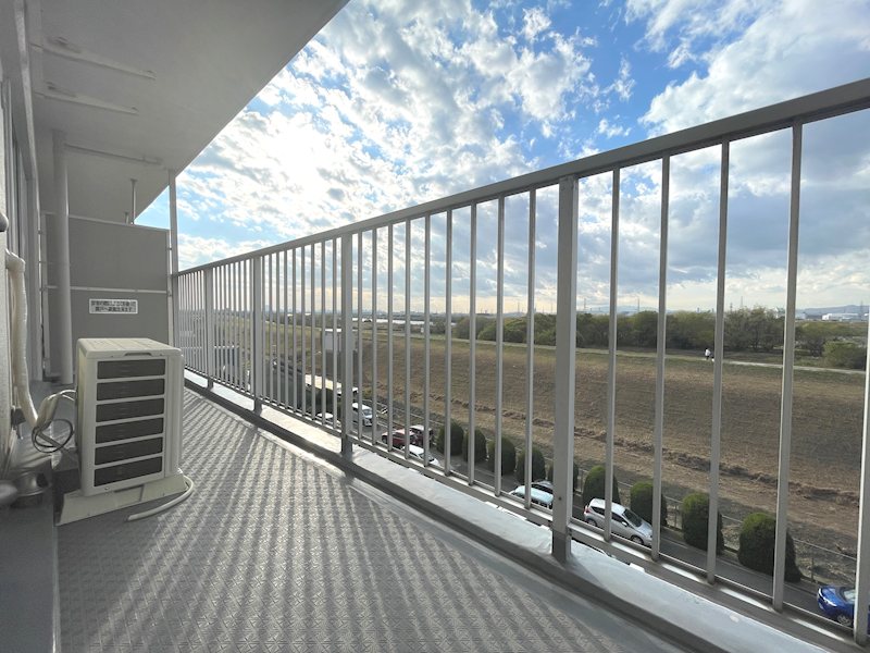 広いバルコニーでたくさん洗濯ができますね 枚方淀川公園スカイハイツ その他