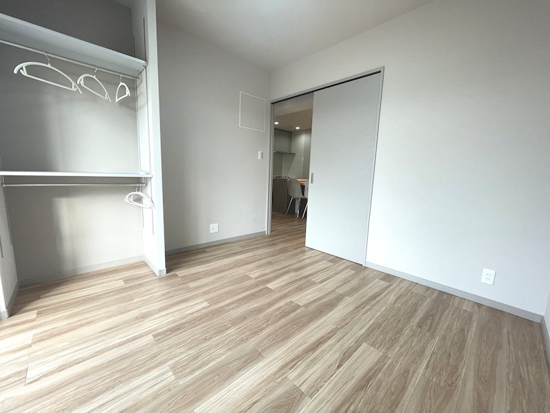 約5.4帖の洋室 新しく収納棚を新設 枚方淀川公園スカイハイツ その他