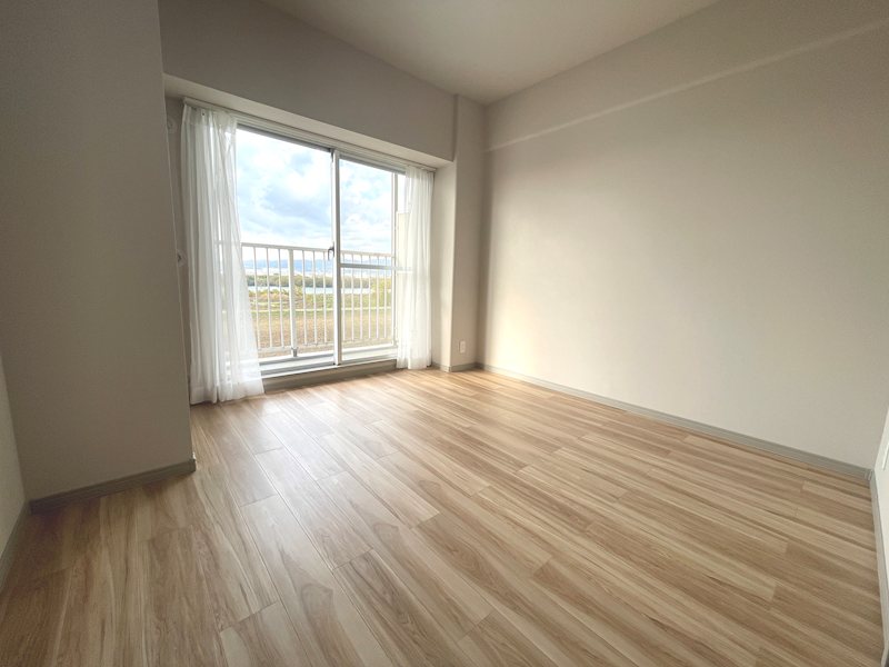 約5.4帖の洋室 大きな窓で明るく過ごせます 枚方淀川公園スカイハイツ その他