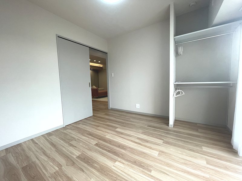 約5.4帖の洋室 新しく収納棚を新設 枚方淀川公園スカイハイツ その他