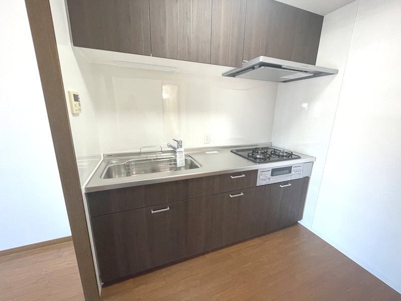 独立型キッチンはリビングと使い分けができすっきりした印象になります フルレ交野 その他