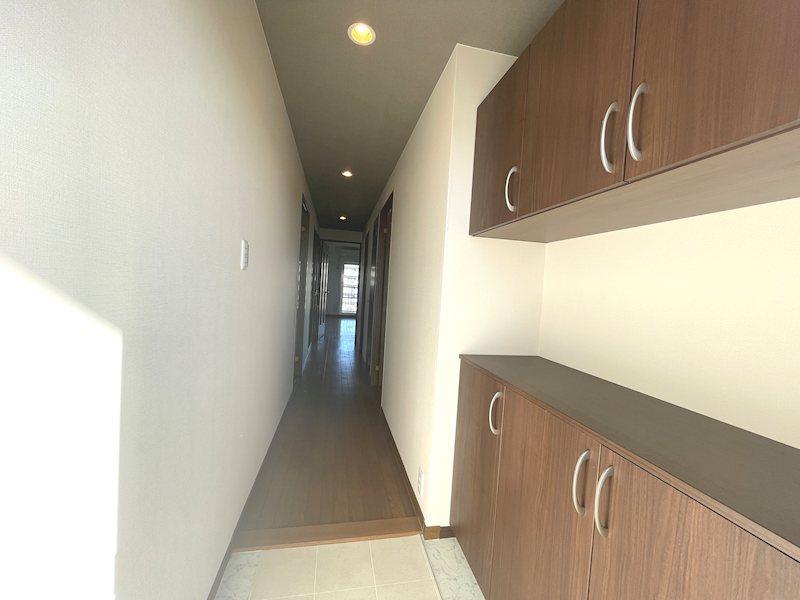 明るい玄関で家族を迎え入れてくれます フルレ交野 その他