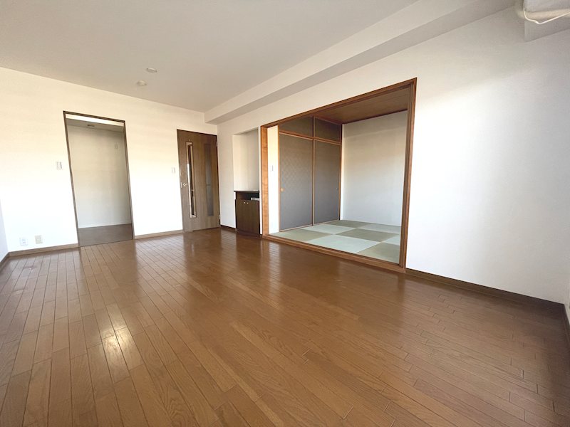 東側から採光がある約13.6帖のリビング フルレ交野 その他