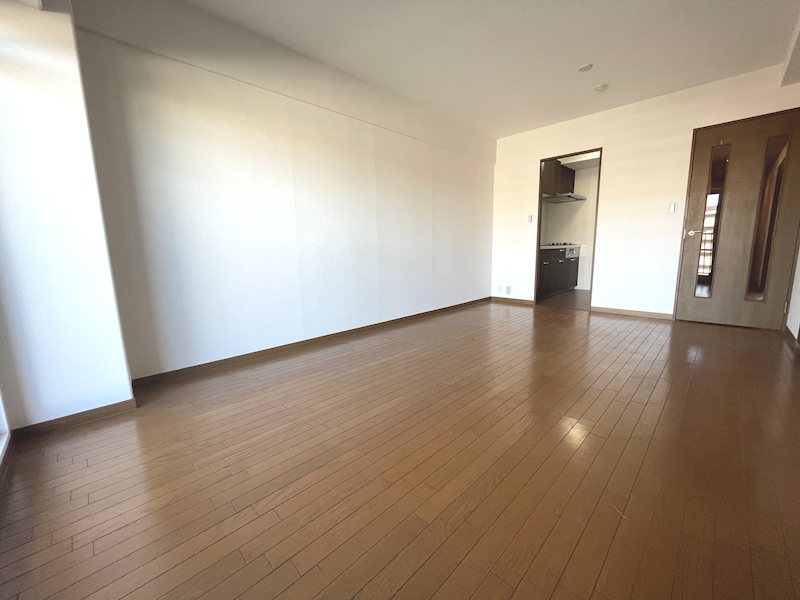 東側から採光がある約13.6帖のリビング フルレ交野 その他