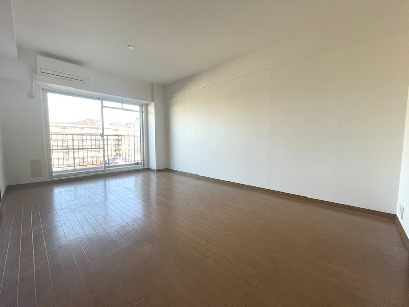 東側から採光がある約13.6帖のリビング フルレ交野 その他