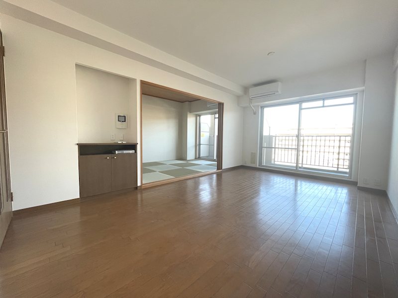 東側から採光がある約13.6帖のリビング フルレ交野 その他