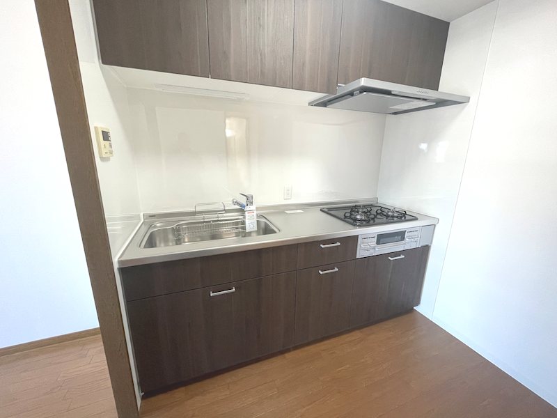 独立型キッチンはリビングと使い分けができすっきりした印象になります フルレ交野 その他