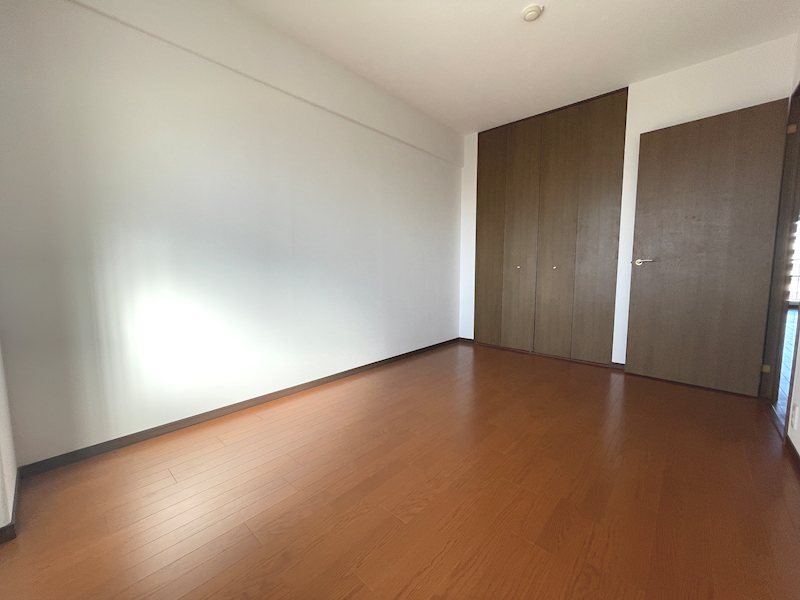 約7.1帖の洋室 大きい収納があります フルレ交野 その他