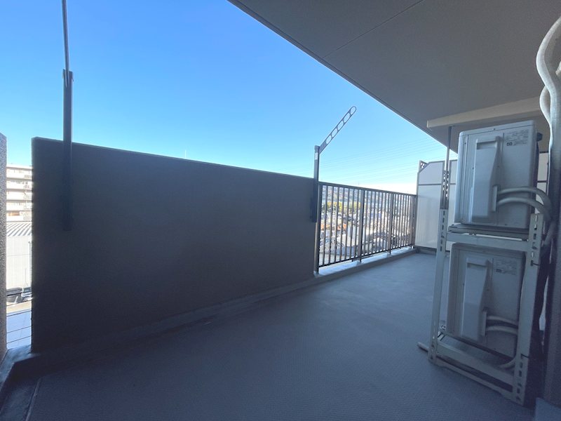 広いバルコニーでたくさん洗濯ができます フルレ交野 その他