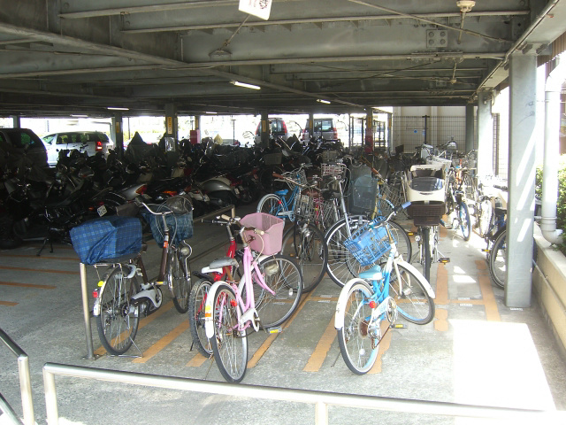 アドリーム千里丘 共用部写真（駐車場）