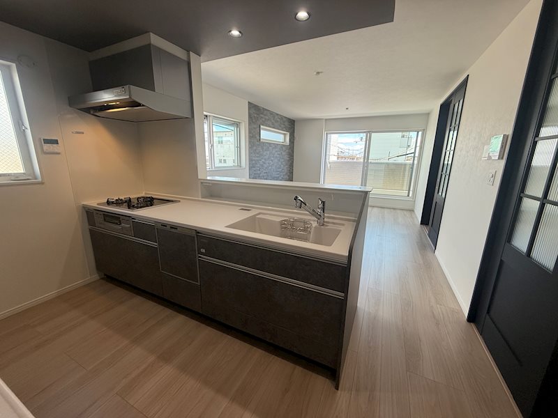 対面キッチンは、子どもの様子を見守りながら、ご家族との会話を楽しみながら作業できる人気のスタイル♪食器洗い乾燥機を標準装備。面倒な後片付けは機械に任せて、食後はゆっくり家族団らんを愉しみましょう♪ SUMIKA 高槻市柱本6丁目 その他