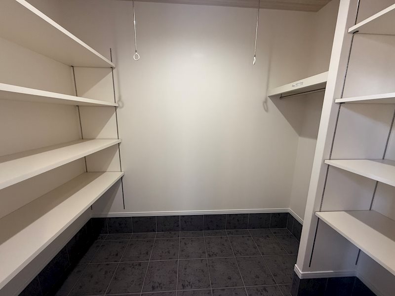 玄関土間収納 ハンガーパイプがあるので、コートやカッパをかけられます♪ ベビーカーや子供用自転車を置くのに十分な広さがあります♪ SUMIKA 高槻市柱本6丁目 その他