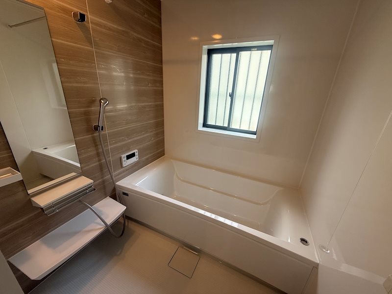 浴室暖房乾燥機付きの浴室は冬季のヒートショック緩和や、花粉の季節、雨や夜間の洗濯物干しスペースとしても活躍します! 茨木市西福井1丁目 中古一戸建 その他