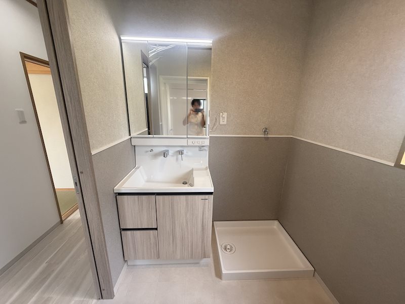 収納付三面鏡洗面化粧台、水栓まわりに水がたまりにくくお手入れ簡単なのがうれしい♪ 茨木市西福井1丁目 中古一戸建 その他