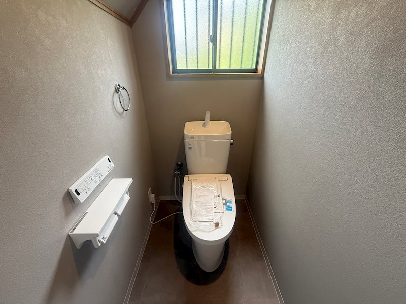 1階トイレ 快適な温水洗浄便座付きトイレ♪ 茨木市西福井1丁目 中古一戸建 その他