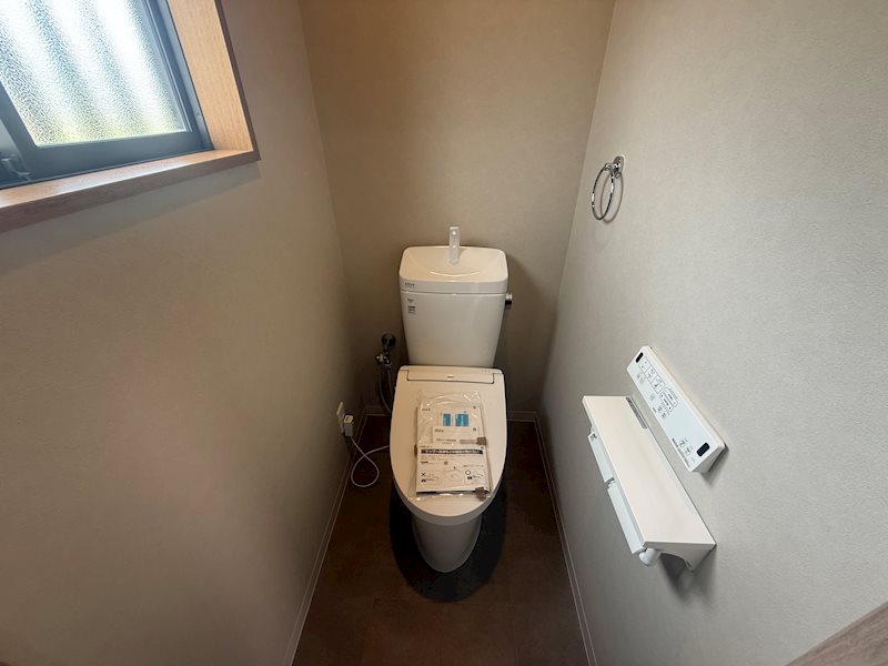 2階トイレ 快適な温水洗浄便座付きトイレ♪ 茨木市西福井1丁目 中古一戸建 その他