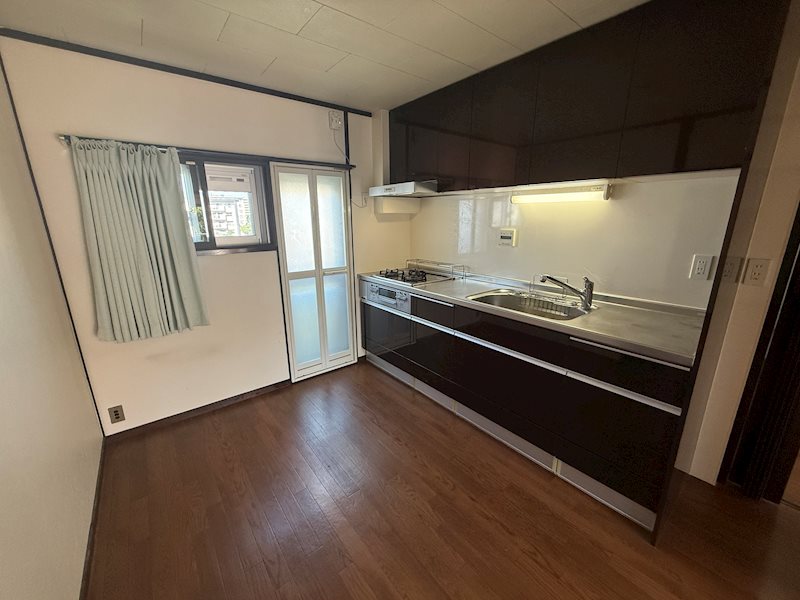 吊り小棚の収納に加え、カップボード等も置いて頂けます。 茨木郡山D住宅A18棟 その他