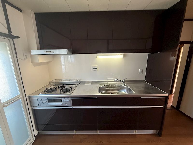 収納豊富なキッチンスペースは調理道具、食材を片付けることがキッチン周りをすっきりみせることができます。 茨木郡山D住宅A18棟 その他