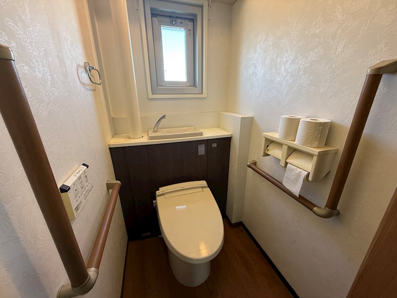 手洗い場と換気窓付きのトイレには、両側に手すりがついております。 茨木郡山D住宅A18棟 その他