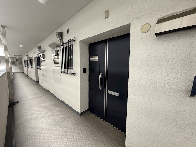 玄関扉はマンション全体で交換済み 茨木グランドハイツ その他