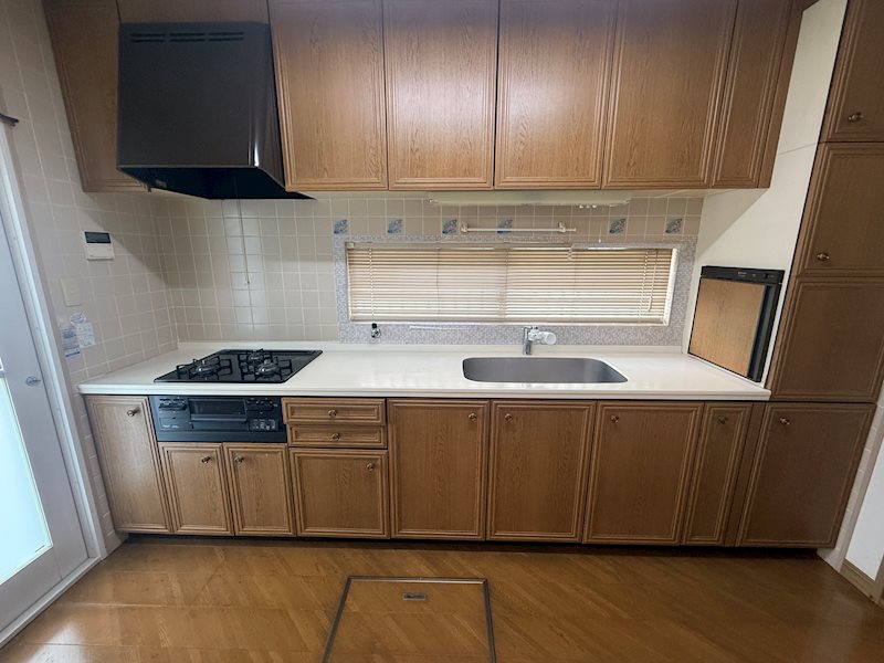 作業に集中できる独立したキッチンレイアウト リビングダイニングからキッチンが丸見えにならないのがいい!ワークスペースも広く、収納スペースもたっぷりあります♪ 茨木市山手台7丁目 中古一戸建 その他