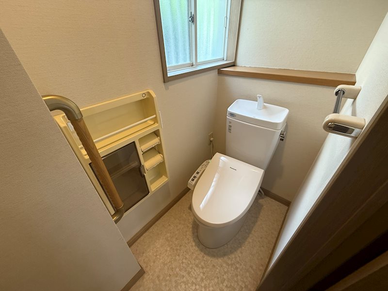 快適な温水洗浄便座。1・2階にトイレあり♪朝の混雑時の使い分けや、夜中のトイレも階段を降りずに使えます。 茨木市山手台7丁目 中古一戸建 その他