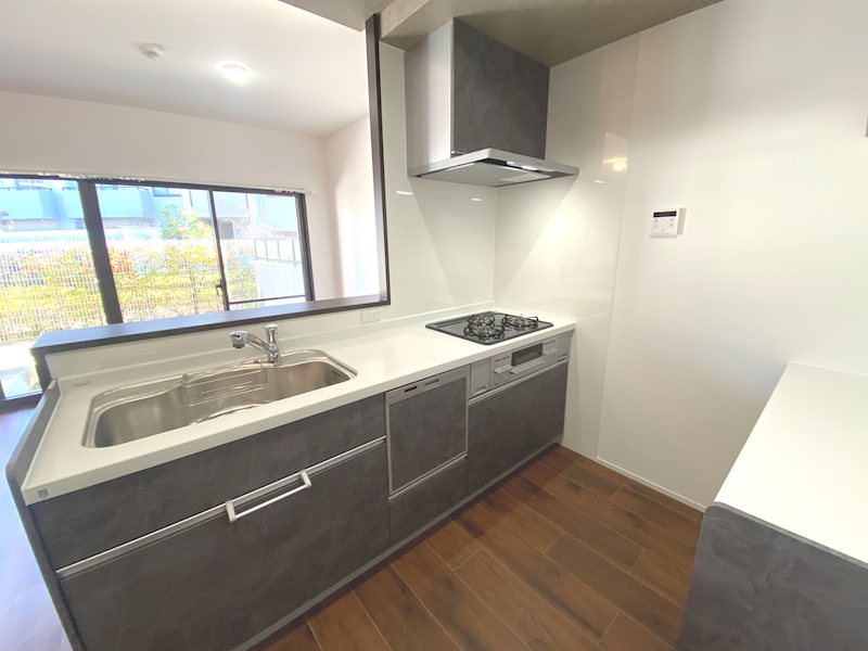 家族とコミュニケーションが取れやすい対面式の食洗器付システムキッチン新調交換+カップボード設置 ひらかた北山アミタス2号棟 その他