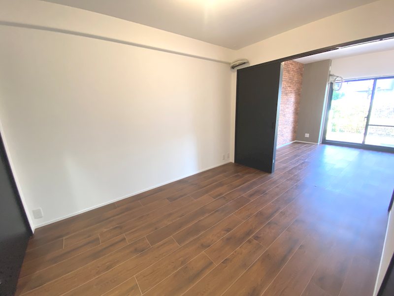 リビング隣接の洋室、収納充実建具を開けると開放感有ります ひらかた北山アミタス2号棟 その他