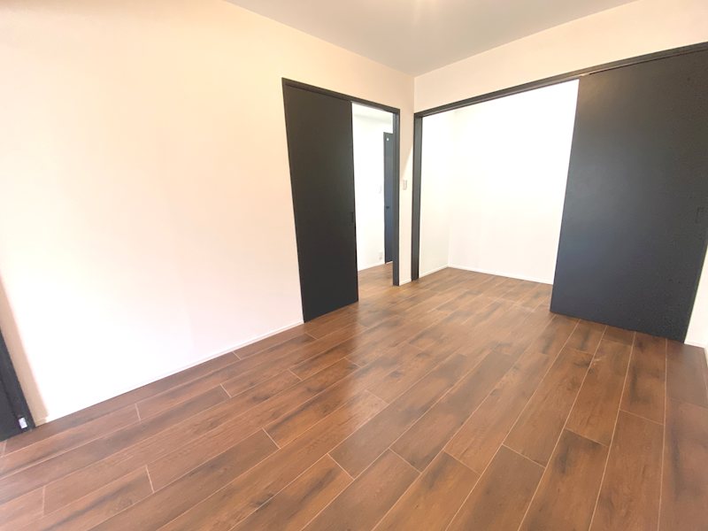 リビング隣接の洋室、収納充実建具を開けると開放感有ります ひらかた北山アミタス2号棟 その他