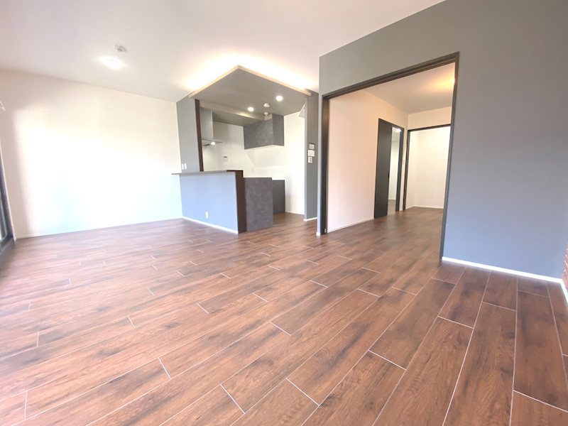 南側から採光のある明るいLDK16.5帖、床フローリング、壁天井クロス貼替 ひらかた北山アミタス2号棟 その他