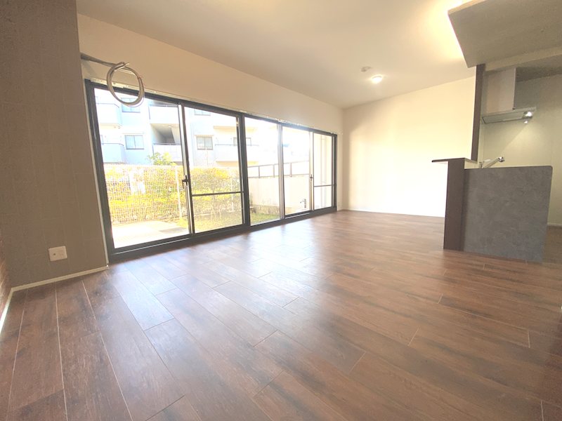 南側から採光のある明るいLDK16.5帖、床フローリング、壁天井クロス貼替 ひらかた北山アミタス2号棟 その他