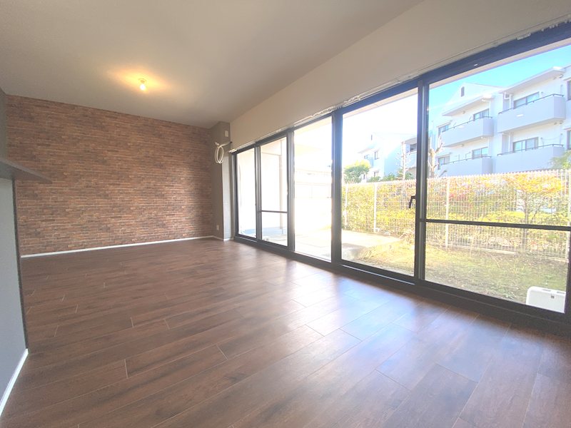 南側から採光のある明るいLDK16.5帖、床フローリング、壁天井クロス貼替 ひらかた北山アミタス2号棟 その他