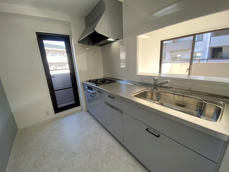 家族とコミュニケーションが取れやすい対面式の食洗器付システムキッチン新調交換 ひらかた北山アミタス9号棟 その他