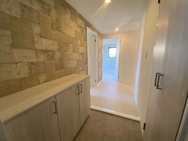 下駄箱も新調交換、玄関ホール ひらかた北山アミタス9号棟 その他