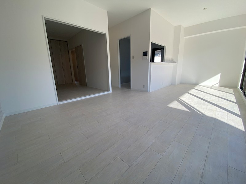 南側から採光のある明るいLDK16帖、床フローリング、壁天井クロス貼替 ひらかた北山アミタス9号棟 その他