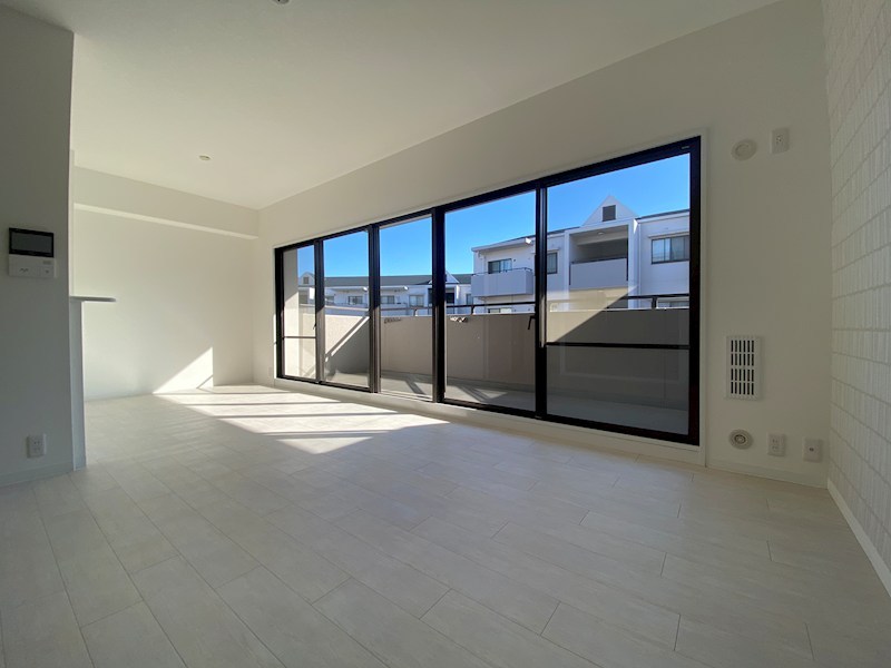 南側から採光のある明るいLDK16帖、床フローリング、壁天井クロス貼替 ひらかた北山アミタス9号棟 その他