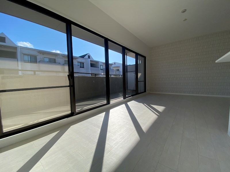 南側から採光のある明るいLDK16帖、床フローリング、壁天井クロス貼替 ひらかた北山アミタス9号棟 その他