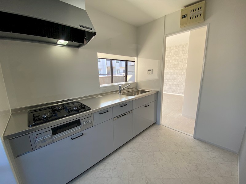 家族とコミュニケーションが取れやすい対面式の食洗器付システムキッチン新調交換 ひらかた北山アミタス9号棟 その他