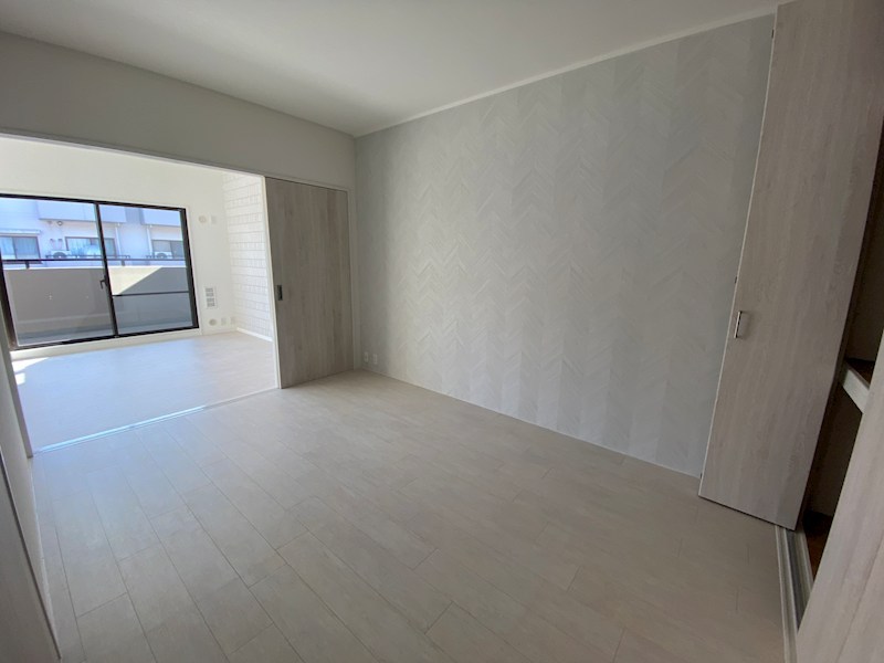 リビング隣接の洋室、収納充実建具を開けると開放感有ります ひらかた北山アミタス9号棟 その他