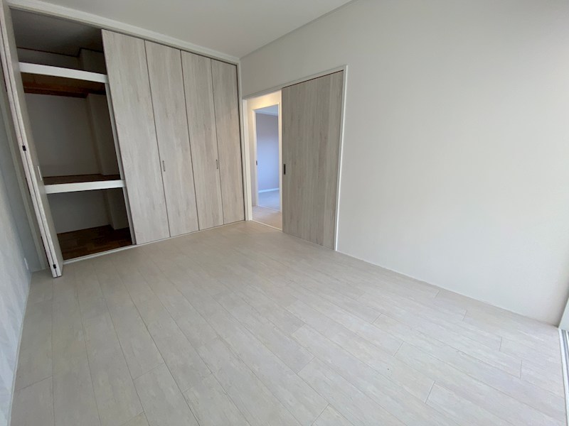 リビング隣接の洋室、収納充実建具を開けると開放感有ります ひらかた北山アミタス9号棟 その他