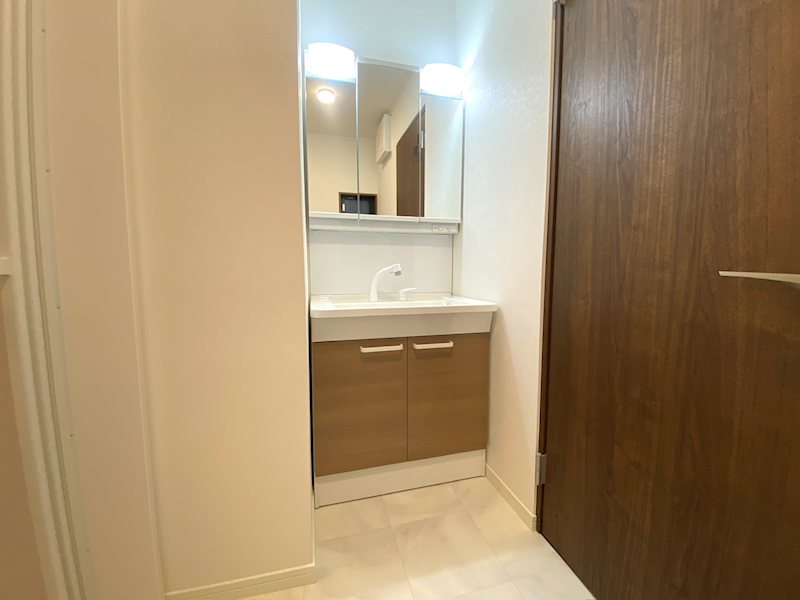 洗面化粧台は新品で清潔感があり、三面鏡収納付きで生活感を隠せる使いやすい洗面所 東船橋2丁目一戸建(再生住宅) その他