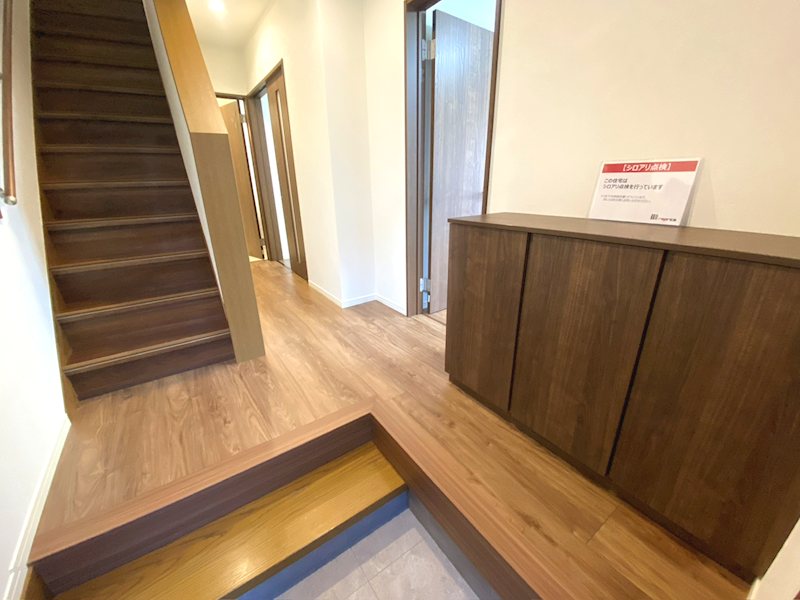 玄関は明るくすっきりした印象で、収納もしっかり確保され来客時も安心できる空間 東船橋2丁目一戸建(再生住宅) その他