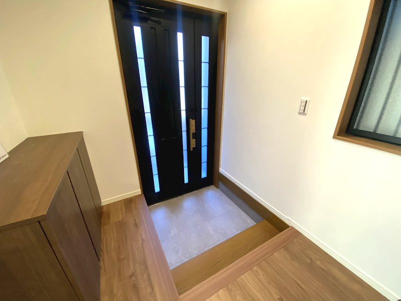 リフォーム済みの玄関は清潔感があり、毎日帰宅するたび気持ちよく迎えてくれます 東船橋2丁目一戸建(再生住宅) その他