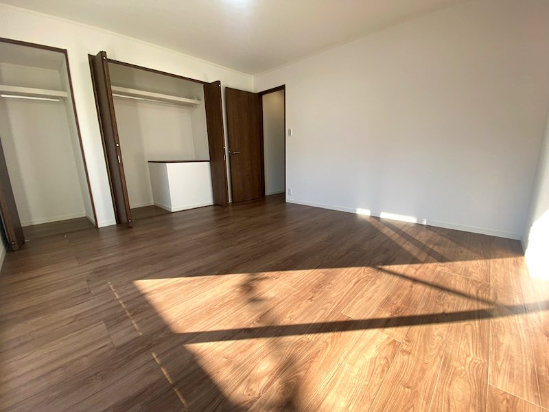 南向きバルコニーとテラスに面した約8帖の洋室 東船橋2丁目一戸建(再生住宅) その他