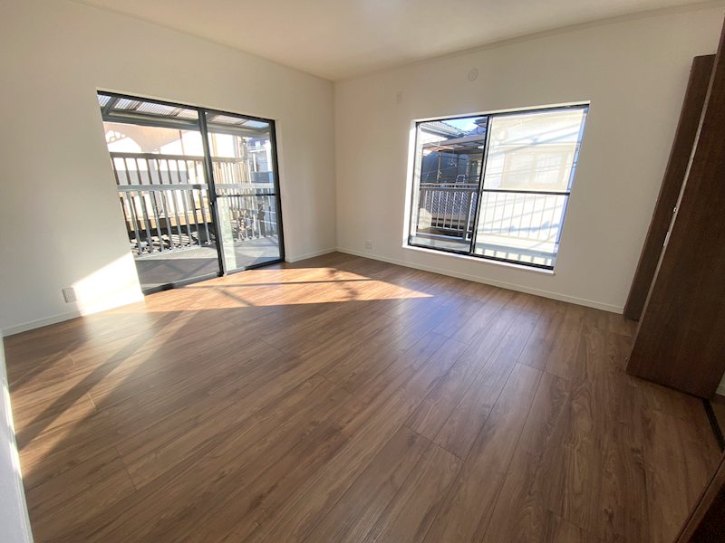 南向きバルコニーとテラスに面した約8帖の洋室 東船橋2丁目一戸建(再生住宅) その他