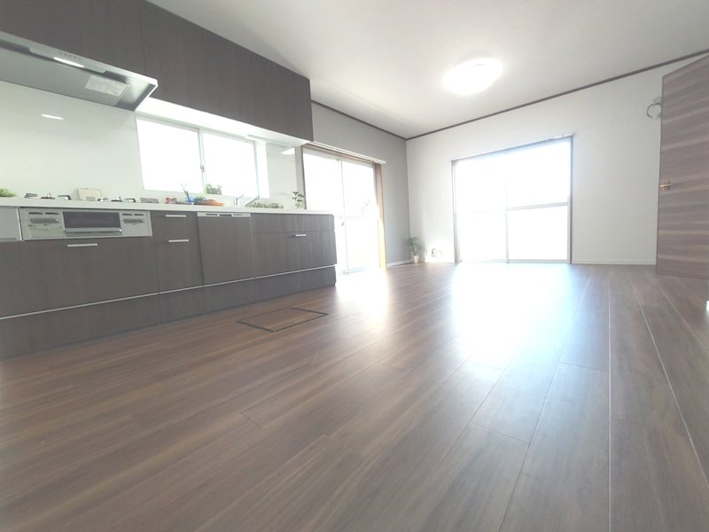 床フロアタイル張り、壁天井クロス貼替、食洗器付システムキッチン新調のLDK約12.75帖 妙見坂2丁目一戸建(再生住宅) その他