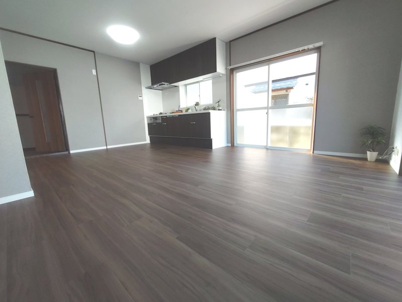 床フロアタイル張り、壁天井クロス貼替、食洗器付システムキッチン新調のLDK約12.75帖 妙見坂2丁目一戸建(再生住宅) その他